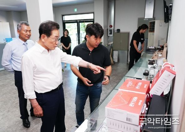 최기문 영천시장은 지난 31일 청년창업가 사업장 2곳을 방문해 임직원을 격려하고 특색있는 상품 개발의 중요성을 강조했다