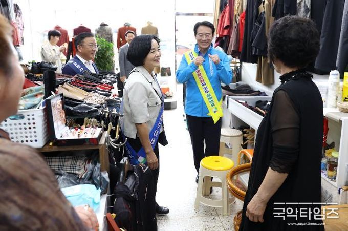 지난해 추석을 앞두고 강진원 군수가 관내 상가들을 격려 방문했다.