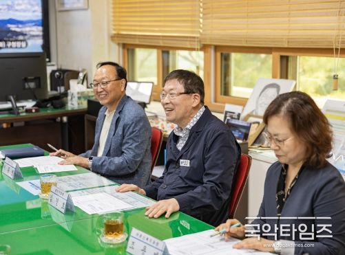 10일, 대한노인회 광진구지회, 한국외식업중앙회 광진구지회와 업무협약을 체결하고 있는 김경호 광진구청장