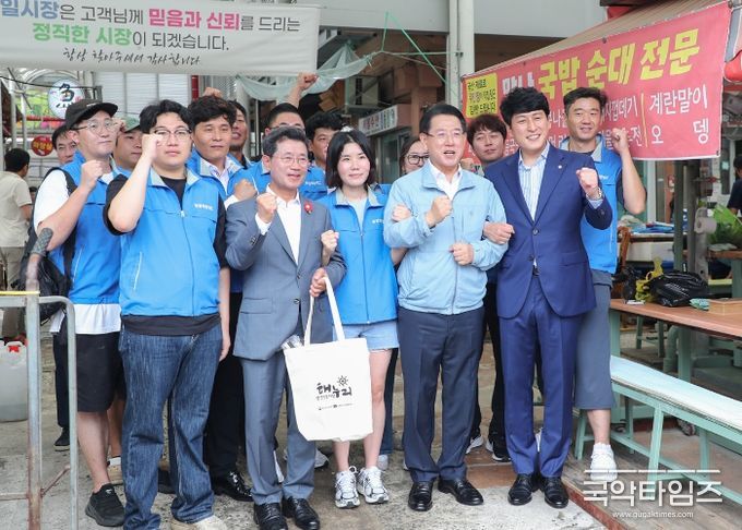 김영록 전남도지사, 한가위 앞두고 정인화 광양시장과 전통시장 방문