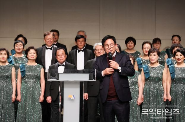 마포구립실버합창단 창단연주회에 참석해 인사말을 전하는 박강수 마포구청장