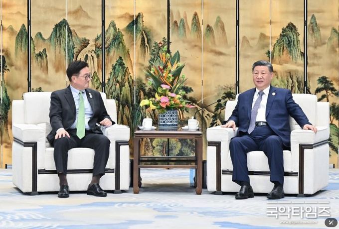 시진핑(習近平) 중국 국가주석이 7일 오후 헤이룽장(黑龍江)성 하얼빈(哈爾濱) 타이양다오(太陽島) 호텔에서 '제9회 동계 아시안게임' 개막식 참석차 중국을 방문한 우원식 한국 국회의장과 회견했다. (사진/신화통신)