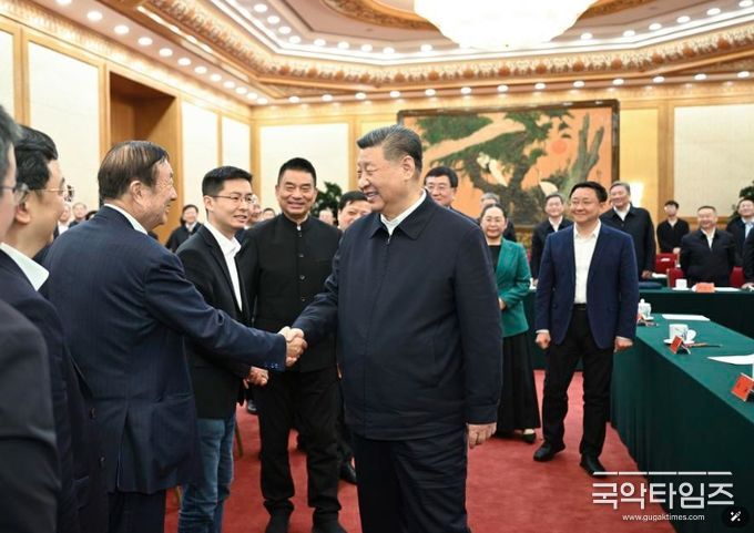 시 총서기가 17일 민영기업 좌담회에 참석한 기업 책임자들과 친밀하게 교류하고 있다. (사진/신화통신)