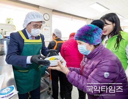 진교훈 서울 강서구청장(왼쪽)이 가양5종합사회복지관에서 열린 ‘감사하5 희망하5 나눔하5’행사에 참석해 짜장면 배식봉사를 하고 있다.