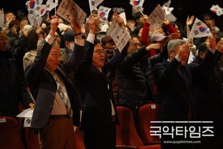진교훈 서울 강서구청장(앞줄 왼쪽 두 번째)이 강서구민회관에서 열린 ‘상산(常山) 김도연 선생 기념행사’에서 태극기를 흔들며 대한독립만세를 외치고 있다.