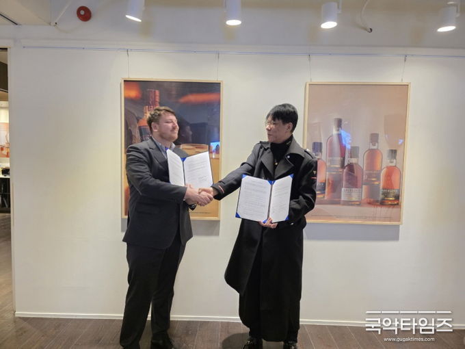 왼쪽, DBCK 회장 Andreas , 오른쪽 KOFA 상임대표 김종철(사진제공: 주한외국기업연합회 (KOFA)