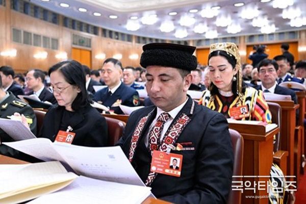 5일 제14기 전인대 제3차 회의 개막회에서 문건을 검토하는 대표들. (사진/신화통신)