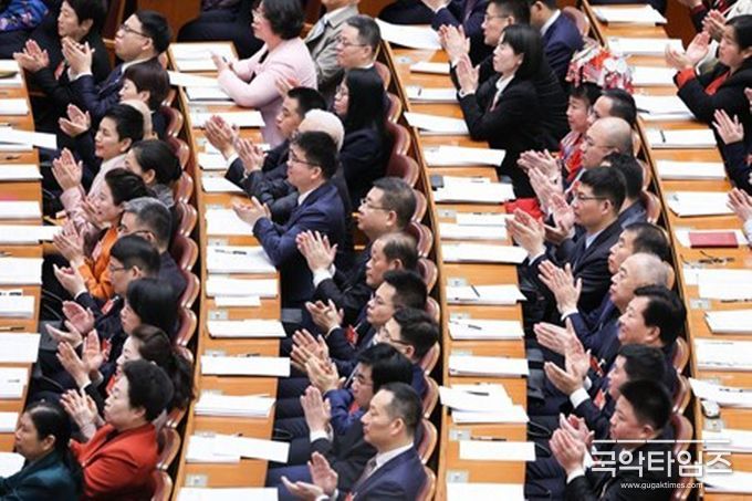 제14기 전인대 제3차 회의 개막회에 참석한 전인대 대표들이 박수를 치고 있다. (사진/신화통신)