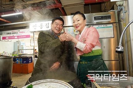 경동시장 안동집 손칼국시 나눔 행사 기념촬영(왼쪽부터 이필형 동대문구청장, 김미령 셰프)