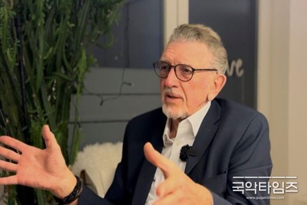 중국 전문가인 볼프람 엘스너 독일 브레멘대학교 경제학 교수가 지난 3일 독일 브레멘에서 신화통신 기자와 인터뷰를 진행하고 있다.(독일 브레멘=신화통신)
