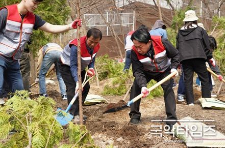 이성헌 서대문구청장(앞줄 오른쪽)이 지난해 식목 행사에서 직원들과 함께 나무를 심고 있다. (2024. 3. 27. 홍제동 인왕산)