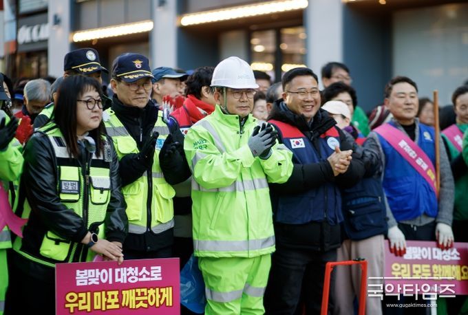 박강수 마포구청장이 ‘봄맞이 대청소의 날 행사’에서 단체 사진을 촬영하고 있다.