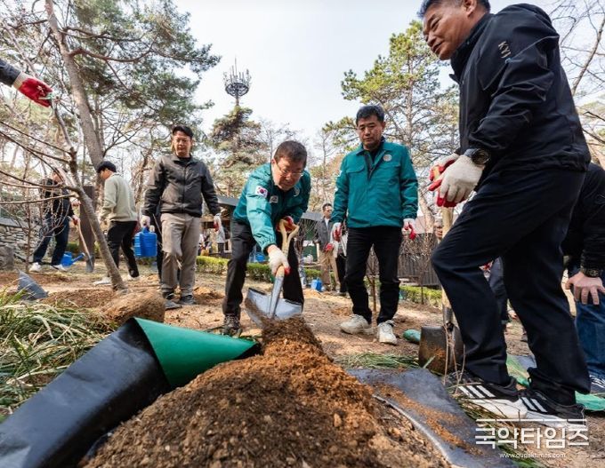 제80회 식목일을 맞아 김경호 광진구청장과 직원들이 아차산에서 나무를 식재하고 있다.
