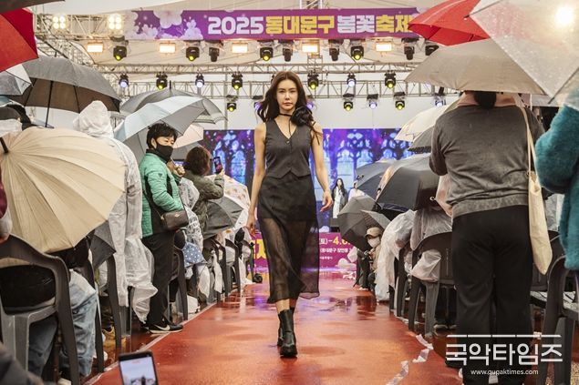 동대문구 봄꽃패션쇼에서 모델이 런웨이를 걷고 있다.