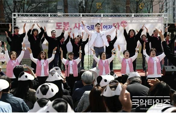 오언석 도봉구청장(가운데)이 보이는소리, 이웃애두드림과 함께 수어 합창 공연을 선보이고 있다