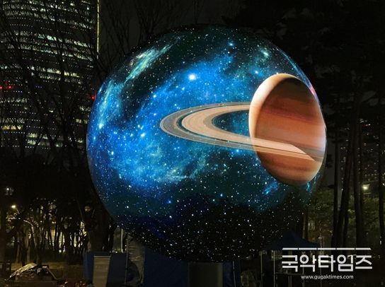 송파구 ‘더 스피어’를 즐기는 사람들과 표출 영상