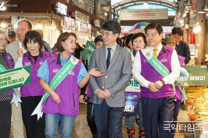 김완섭 환경부 장관(사진 왼쪽)과 이필형 동대문구청장(사진 오른쪽)이 청량리종합시장에서 열린 '돌고 도는 에코백 캠페인'에 참석했다.