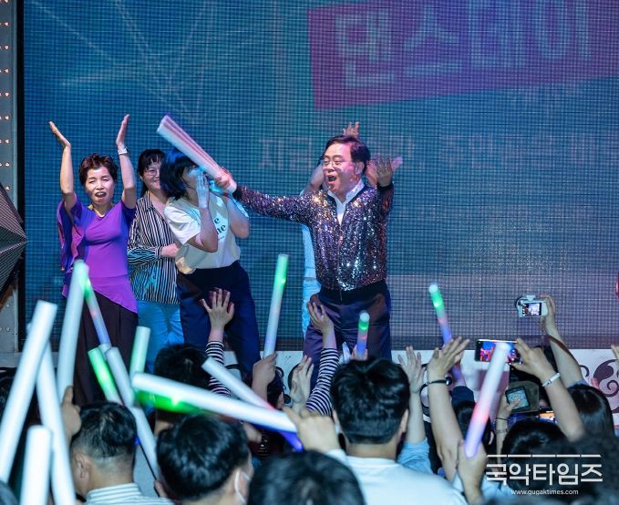 진교훈 서울 강서구청장(가운데)이 23일(수) 화곡동 호박나이트에서 열린 ‘오! 댄스데이’에서 장애인 가족들과 함께 무대에 올라 호응을 유도하고 있다. 강서장애인가족지원센터가 주최 주관한 이날 행사에는 장애인 300여 명이 참석했다.