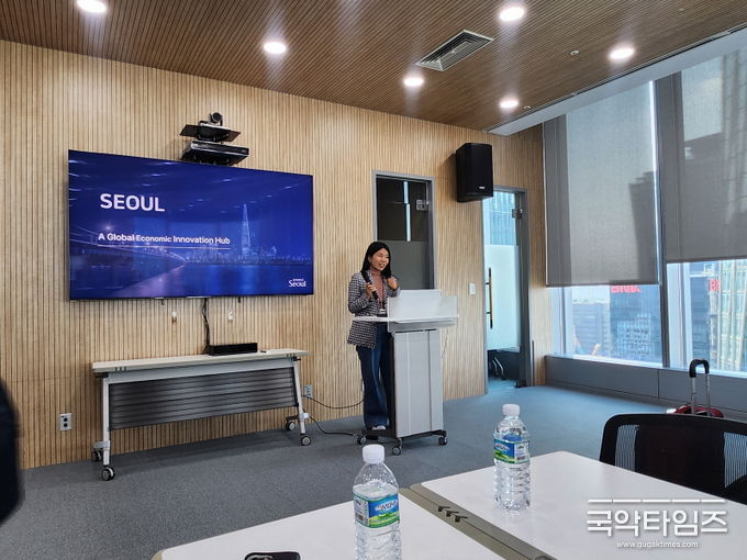 서울시의 매력적인 외국인 투자환경에 대한 발표를 하고있는 인베스트서울 담당자 (사진제공: 주한외국기업연합회 KOFA)