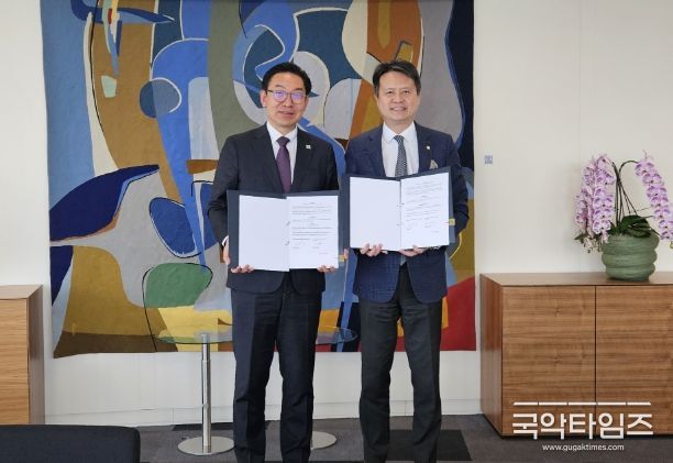 김완기 특허청장(왼쪽)이 다렌 탕 세계지식재산기구 사무총장(오른쪽)과 양해각서 체결 후 기념촬영을 하고 있다.
