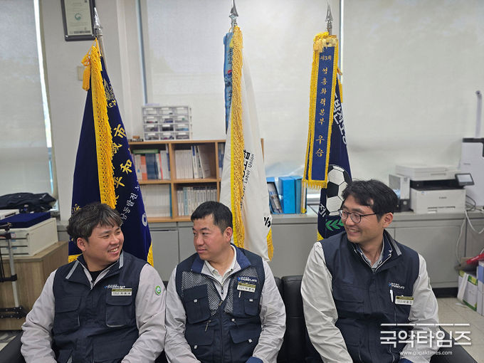 (좌측부터) 최동규 수석부위원장, 박영식 지부위원장, 이호진 사무장