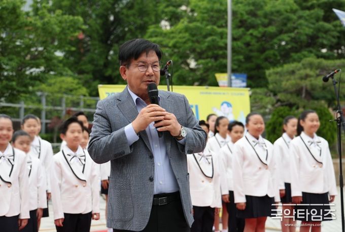 마포아트센터 광장 프로그램 행사에 참석하여 인사말을 하는 박강수 마포구청장