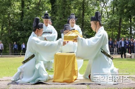 전성수 서초구청장(오른쪽)이 태종대왕 603주기 기신제에서 ‘초헌관’을 맡아 제향에 참여하고 있다.