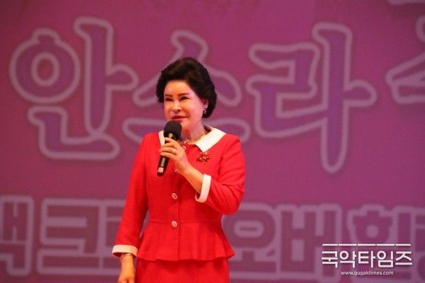 신현옥 목사가 명창 안소라 효(孝) 힐링콘서트 특별축사를 하고있다