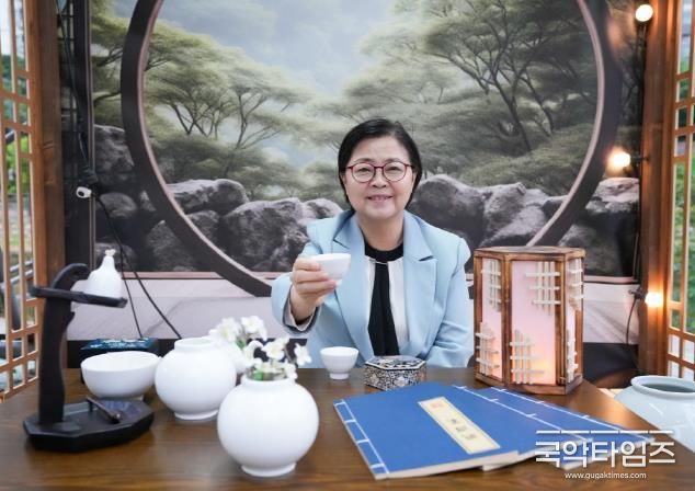 이순희 강북구청장이 우이별곡의 포토존 ’달빛정자‘에서 기념촬영을 하고 있다.