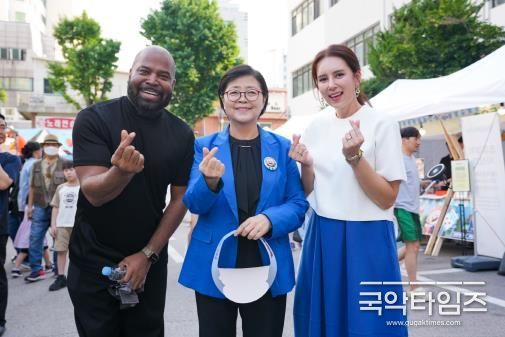 이순희 강북구청장(가운데)이 ‘왔수유페스타’ 행사장에서 초대가수 그렉(Greg), ‘프렌즈 인 수유(Friends in SUYU) 홍보대사’인 에바 포피엘(Eva Popiel)과 함께 기념사진을 찍고 있다.