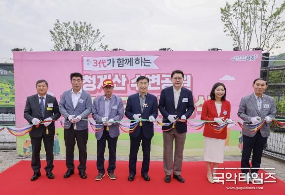 청계산 파크골프장 준공식에서 기념사진을 찍고 있는 전성수 서초구청장(왼쪽에서 4번째)