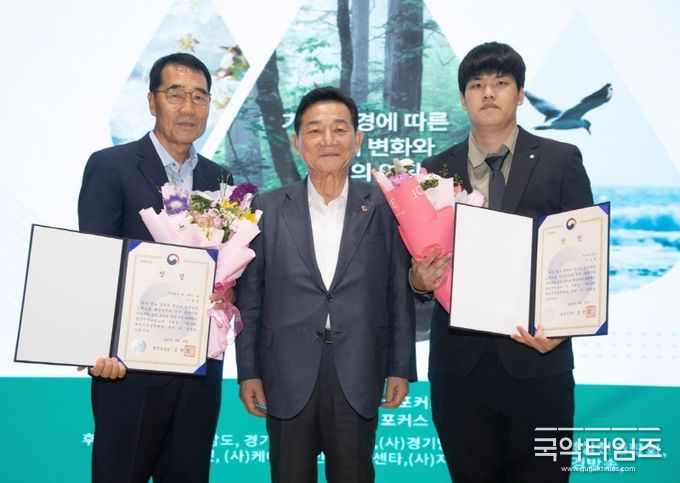 왼쪽 환경부장관 수상자 서형운 가운데 대회장 공원식 오른쪽 환경부장관 수상자 이경훈이 기념촬영을 하고 있다. © 사진=인디포커스 김한솔 기자