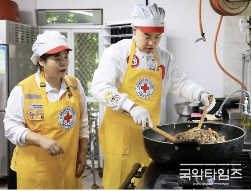 오언석 도봉구청장(오른쪽)이 협의회 회원들과 음식을 만들고 있다