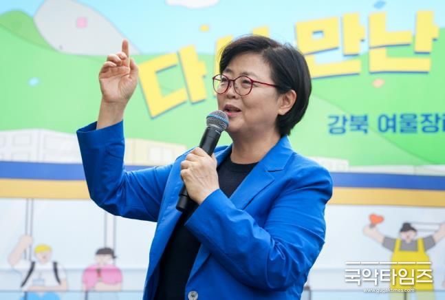 이순희 강북구청장이 지난 4~5일 우이천 우이천 수변활력거점 일대에서 열린 플리마켓 ‘강북 여울장터 「다시 만난 우이천」’에서 인사말을 하고 있다.