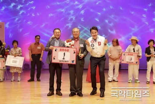오언석 도봉구청장과 최우수상자가 기념사진을 찍고 있다