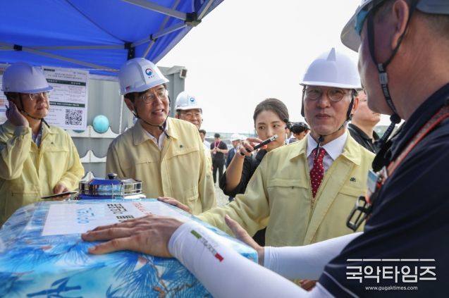 김민석 국무총리가 7일 세종시 국립도시건축박물관 건설 현장을 찾아 건립사업 현황 및 폭염 대비 상황 등을 점검하고 있다.(국무조정실 국무총리비서실)