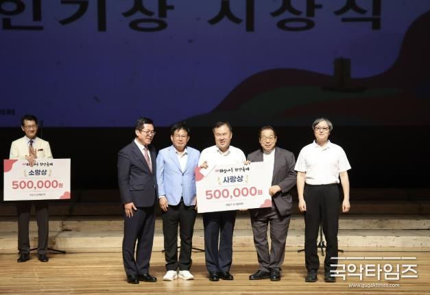 박강수 마포구청장이 시각장애인들이 주축이 되어 깊은 감동을 선사한 애능중앙교회 샤론 찬양대에 ‘사랑상’을 수여하고 있다.