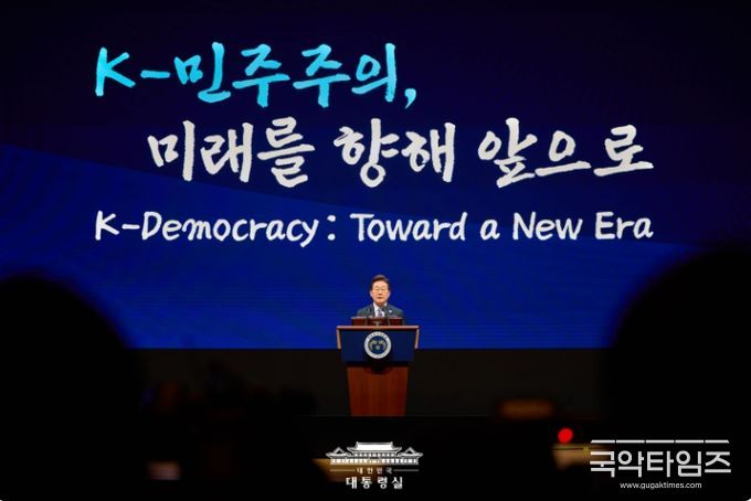 이재명 대통령이 지난 13일 서울 강남구 코엑스에서 열린 2025 세계정치학회(IPSA) 서울총회 개막식에서 기조연설을 하고 있다. (대통령실 홈페이지)<br>
<br>
