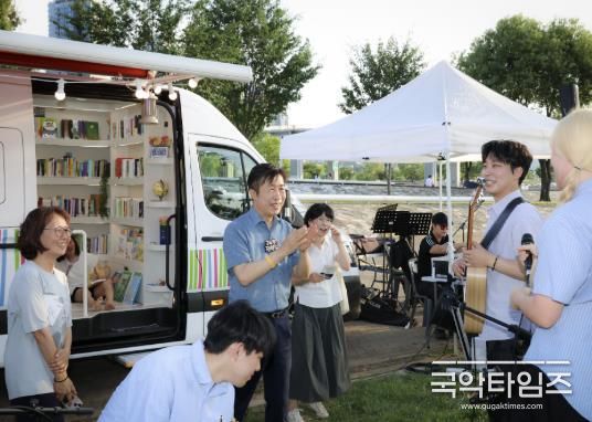 12일 ‘여행하는 서재, 한강에서 잠시 멈춤’ 특별전 현장 사진