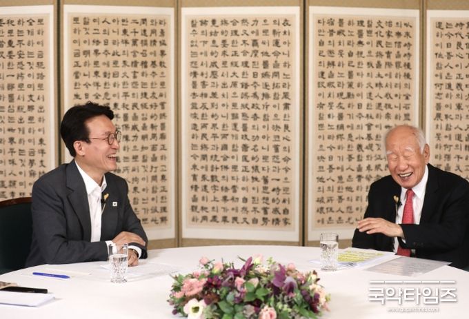 김민석 국무총리가 31일 삼청동 총리서울공관에서 열린 K-토론나라 '촐이의 인터뷰'에서 신동식 한국해사기술회장과 대한민국 조선 산업 관련 토론을 하고 있다.(국무조정실)