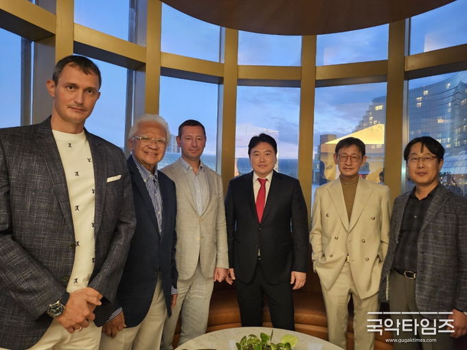 사진: 가운데) 박건 SJ디벨로퍼 회장 / 에스제이디벨로퍼 제공