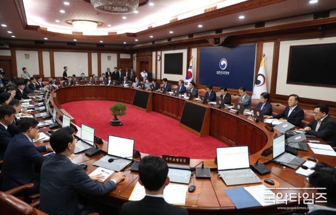 김민석 국무총리가 5일 세종대로 정부서울청사에서 열린 국무회의를 주재, 모두발언을 하고 있다.(국무조정실<br>
)