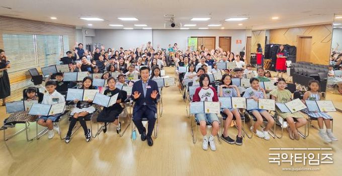 서초가족 환경그림그리기 대회 시상식(2025. 8. 5. / 가운데 전성수 구청장)