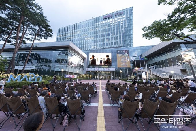 지난 7월 마포구민 광장에서 열린 ‘2025 한여름 밤의 영화광장’ 모습