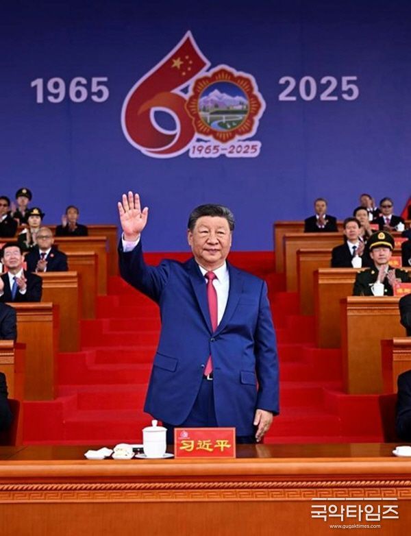 21일 시짱(西藏)자치구 설립 60주년을 성대히 경축하기 위해 각 민족 각계각층 간부와 군중 약 2만 명이 라싸(拉薩)시 포탈라궁(布達拉宮) 광장에 운집했다. 이날 시진핑(習近平) 중국공산당 중앙위원회 총서기, 국가주석, 중앙군사위원회 주석이 경축대회에 참석했다. (사진/신화통신)