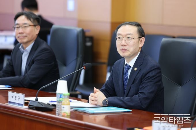 이명구 관세청장이 28일(목) 서울세관에서 열린 전자상거래 수출업체와의 간담회에서 업체 의견을 청취하고 있다