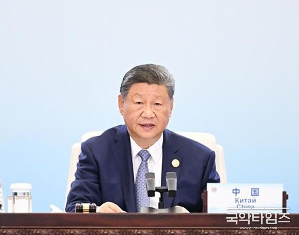 1일 오전 톈진(天津) 메이장(梅江)국제컨벤션센터에서 '상하이협력기구(SCO) 회원국 정상이사회 제25차 회의'를 주재한 시진핑(習近平) 중국 국가주석은 '초심과 사명을 마음에 새기고 더 나은 미래를 개척하자'는 제목의 중요 연설을 발표했다. (사진/신화통신)