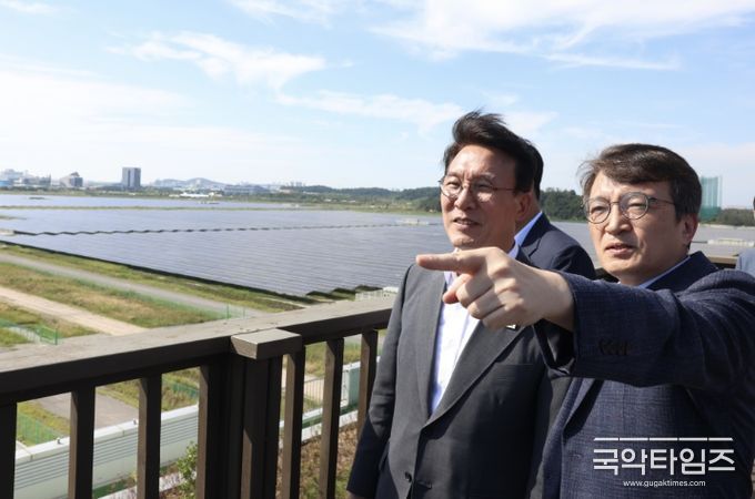 김민석 국무총리가 3일 전북 군산 새만금 사업 현장을 방문, 육상태양광단지를 둘러보고 있다.