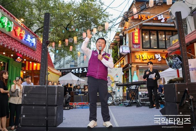 ‘제1회 회기 파전 가요제’ 개막식에서 이필형동대문구청장이 인사말을 전하고 있다