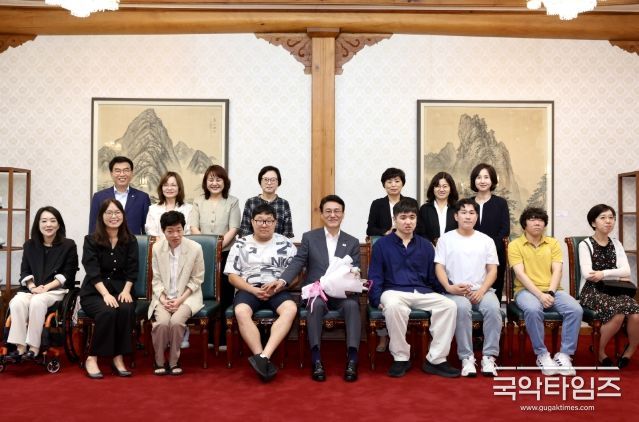 김민석 국무총리가 4일 종로구 삼청동 총리서울공관에서 열린 발달장애인 가족 초청 행사에서 인사말 및 참석자들과 기념촬영을 하고 있다.(국무조정실)